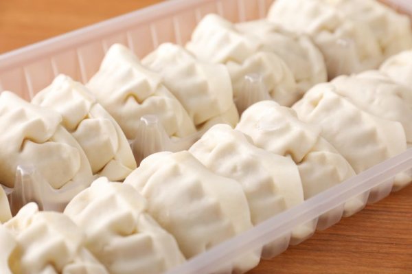 画像2: 送料無料(一部地域を除く)【冷凍餃子2P(20個入×2)+冷凍中華そば8食入】 (2)